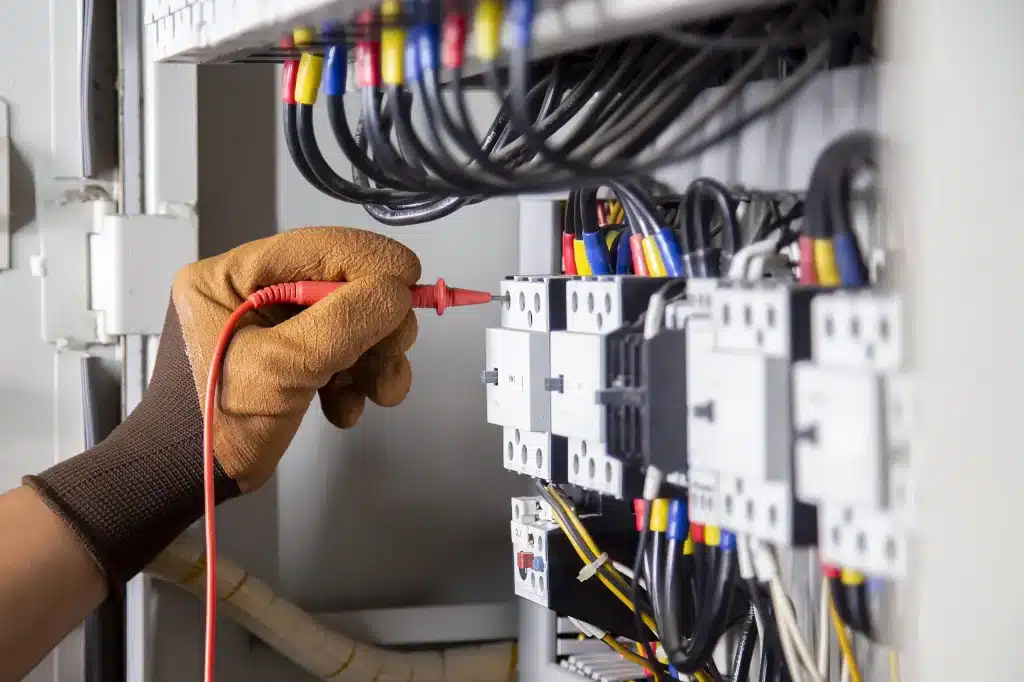 Fabrizio Grungo, artisan électricien en Essonne, contrôle un tableau électrique